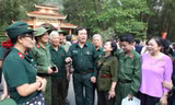 Chủ tịch T.Ư Hội Cựu TNXP Vũ Trọng Kim (thứ 4 trái sang) cùng đồng đội về tri ân các anh hùng liệt sĩ, gia đình có công nhân kỷ niệm 50 năm mở đường Hồ Chí Minh