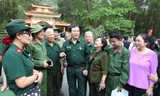 Chủ tịch T.Ư Hội Cựu TNXP Vũ Trọng Kim (thứ 4 trái sang) cùng đồng đội về tri ân các anh hùng liệt sĩ, gia đình có công nhân kỷ niệm 50 năm mở đường Hồ Chí Minh