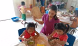 Giáo viên, phụ huynh xã Nhôn Mai, huyện Tương Dương (Nghệ An) quạt mát cho học sinh giờ ăn, ngủ trưa giữa nắng nóng 42 độ C