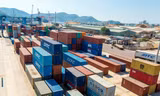 Bốc xếp hàng hóa xuất/nhập khẩu bằng container tại cảng Quy Nhơn (Bình Định). Ảnh: QK