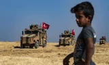 Đoàn xe quân sự của Thổ Nhĩ Kỳ di chuyển trên vùng đông bắc Syria trong tháng này, trong một chiến dịch tuần tra chung với lực lượng Mỹảnh: Getty Images 