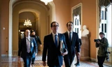 Bộ trưởng Tài chính Mỹ Steven Mnuchin đến dự một cuộc họp trong quá trình đàm phán về gói cứu trợ liên quan dịch COVID-19 tại đồi Capitol ở Washington, Mỹ, ngày 24/3 Ảnh: REUTERS