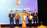 Phó Thủ tướng Chính phủ Vũ Đức Đam và Bộ trưởng Bộ Khoa học và Công nghệ trao giải thưởng cho ba nhà khoa học nhận giải Tạ Quang Bửu 2019 