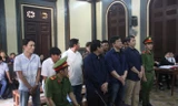 Các bị cáo trong phiên tòa sơ thẩm tháng 10/2018, bị xét xử tội đưa, môi giới hối lộ và không có ai bị truy cứu về hành vi nhận hối lộ Ảnh: Tân Châu
