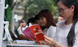 Ngày sách Việt Nam là một trong những dịp khuyến khích người dân đọc sách, nâng cao dân trí Ảnh: BẢO HÂN