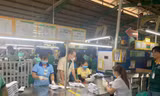 Công nhân và cán  bộ làm việc ở một Cty tại KCN Biên Hòa 2 (Đồng Nai) mang khẩu trang y tế trong khi làm việc