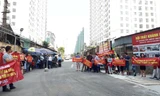 Người mua nhà căng băng rôn phản đối chủ đầu tư thu 5% trước khi có sổ đỏ tại dự án Eco Lake View 32 Đại Từ
