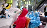 Trắng đêm xét nghiệm COVID-19 khẩn cấp cho 10.000 nhân viên sân bay Nội Bài