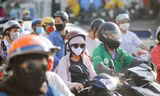 Nắng nóng nung người, người dân Hà thành hóa 'ninja'