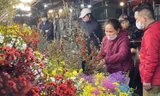 Người lao động, tiểu thương chợ hoa 'ngồi trên lửa' khi dịch COVID-19 bùng phát