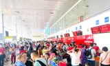 Biển người vật vã chờ đợi làm thủ tục ở sân bay Nội Bài trong mùa du lịch