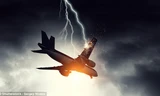 Hình ảnh một tàu bay bị sét đánh trúng (ảnh minh hoạ)