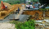 Đường giao thông miền núi bị sạt lở trong mưa lũ