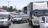 Ách tắc giao thông tại trạm thu phí Cai Lậy