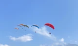 Gần 100 phi công thi bay dù lượn 