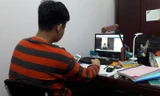 Sinh viên học trực tuyến trên mạng. Ảnh: hồng vĩnh