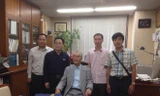 PGS Thịnh (thứ 2 từ phải sang) và GS Văn (thứ 2 từ trái sang) cùng GS Honjo (giữa). Ảnh nhân vật cung cấp. 