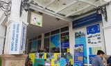 Đại lý bán vé máy bay, quán cà phê bủa vây Trung tâm Văn hóa Hồ Gươm  