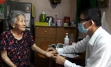 Bác sĩ khám bệnh cho cụ Thiếp tại nhà