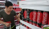 Một gian hàng nước giải khát Coca-Cola bày bán trong siêu thị ở Việt Nam. Ảnh: Như Ý