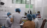 Quy trình nghiêm ngặt tại khu riêng dành cho người dân nghi ngờ mắc Covid-19 đến khám bệnh. Ảnh: Nguyễn Thành