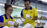 CEO Phạm Quang Anh (bên phải) đã xuất hơn 10 triệu khẩu trang vải ra thế giới chỉ trong vòng 6 tháng đầu năm 2020. Ảnh: U.P 