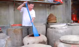 Ông Bùi Văn Phong có hơn 40 năm làm nước mắm Nam Ô. Ảnh: v.h 