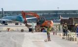 Công nhân thi công sân bay Nội Bài khi hoạt động khai thác bay vẫn diễn ra