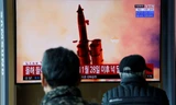 Người dân Hàn Quốc theo dõi về vụ “thử vũ khí” Triều Tiên ngày 2/3 trên truyền hình. Ảnh: Reuters 