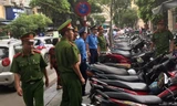 Lực lượng liên ngành kiểm tra, xử lý vi phạm vỉa hè khu vực tại Bệnh viện Việt Đức