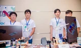 Võ Nguyễn Đình Trí (thứ hai, từ trái qua) và cuốn sách Sinh học lớp 10 ứng dụng công nghệ thực tế ảo tăng cường tại triển lãm Google I/O Extended 2019. Ảnh: NVCC 