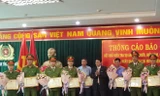 Lãnh đạo UBND tỉnh Điện Biên tặng hoa trao thưởng cho các cá nhân có thành tích tốt trong phá án 