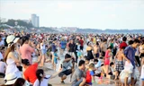 Du khách chen chân trên bãi biển Vũng Tàu trong kỳ nghỉ lễ giổ Tổ Hùng Vương vừa qua