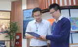 Đại úy Vũ Trọng Đại (bên phải), Giám đốc Trung tâm Kết cấu Vật liệu thuộc Viện Hàng không Vũ trụ Viettel, trao đổi với cộng sự về một đề tài khoa học mới. ẢNH: NVCC 