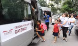 Các cô phụ trách xe đưa đón học sinh lên xe bus sau khi tan học tại trường PTLC quốc tế Getway chiều ngày 7/8. Ảnh: Như Ý 
