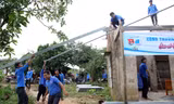  ĐVTN Quảng Trị tham gia khắc phục hậu quả do mưa lũ giúp người dân. Ảnh: Lâm Đăng Hải 