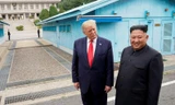 Ông Trump và ông Kim gặp nhau tại khu phi quân sự giữa Triều Tiên và Hàn Quốc hồi cuối tháng 6. Ảnh: Reuters