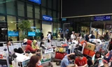 Hành khách chờ làm thủ tục tại sân bay Tân Sơn Nhất (TPHCM) 