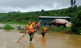 Dầm mưa tìm người mất tích do nước cuốn trôi ở Đắk Nông