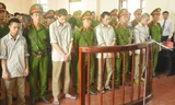 Các bị cáo cúi đầu nghe toà tuyên án chiều 15/7. Ảnh: Tuấn Nguyễn