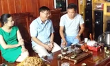 Lãnh đạo Đài PT-TH Thái Nguyên thăm hỏi nhà báo Ngọc Quang (bìa phải)