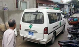 Xe cứu thương tới chở thi thể nạn nhân Dung