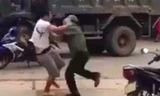 Cảnh xô xát giữa công an và tài xế xe tải
