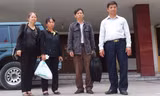 Gia đình ông Chấn xuống Hà Nội kêu cứu tiền bồi thường sáng 17/3. Ảnh: Tuấn Nguyễn