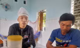 Ba và anh trai của V. kể lại câu chuyện. Ảnh: Trương Định
