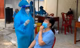 Công tác xét nghiệm tầm soát trên địa bàn TP Quy Nhơn. Ảnh: Trương Định