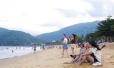 Nắng nóng, người dân đổ xô ra biển Quy Nhơn giải nhiệt