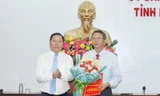 Chủ tịch UBND tỉnh Bình Định Nguyễn Phi Long trao quyết định bổ nhiệm cho ông Trần Văn Thanh (bên phải).