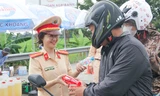 CSGT hỗ trợ nước uống, đổ xăng miễn phí cho người dân trở lại làm việc sau Tết