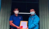 Lãnh đạo Huyện Đoàn Tây Sơn trao quyết định khen thưởng và huy hiệu “Tuổi trẻ dũng cảm” của Trung ương Đoàn cho anh Đinh Dết.